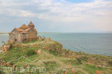 L'église de Hayravank au bord du lac Sévan