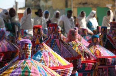 Paniers colorés au marché d'Axoum