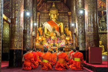 Moines au temple de Vat Xieng Thong