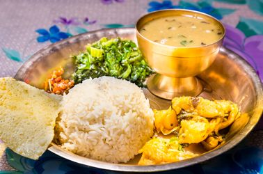 Le dal bhat, plat traditionnel de riz et lentilles