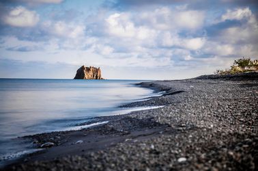 La plage de sable noir de Stromboli